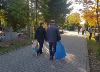 Gorzowianie porządkują groby bliskich