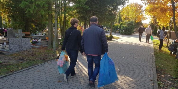 Gorzowianie porządkują groby bliskich