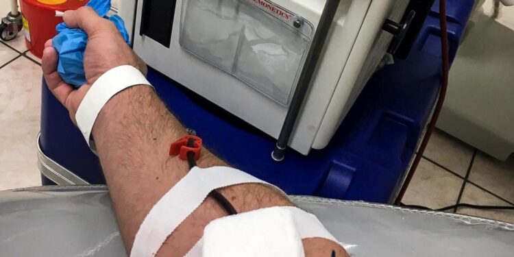 Policjanci oddają osocze