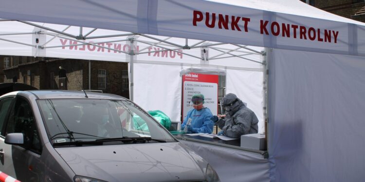 Punkt Drive Thru na parkingu filharmonii