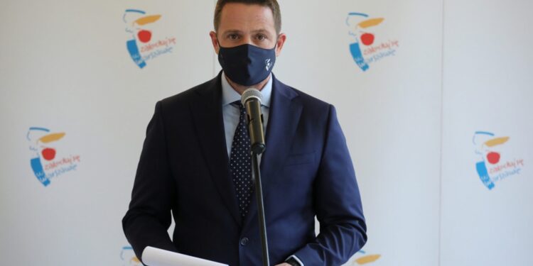 Trzaskowski: Miejskie służby oczyszczą pomnik AK