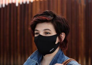 Jak daleko mogą dotrzeć kropelki kaszlu?