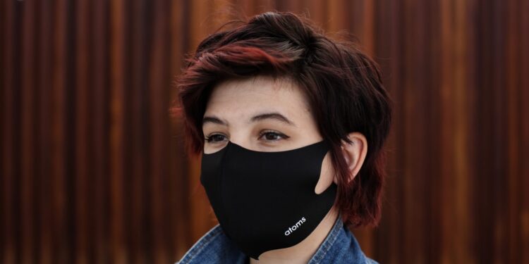 Jak daleko mogą dotrzeć kropelki kaszlu?