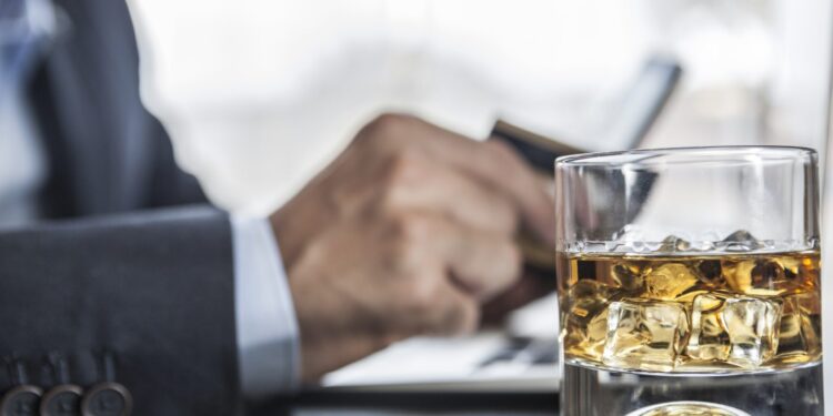 Zaniedbany człowiek wałęsający się po ulicy - błędny stereotyp alkoholika [WIDEO]