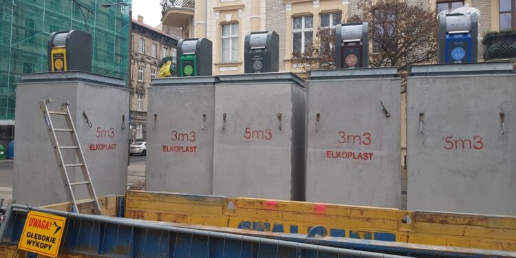 Nowa brama na cmentarz