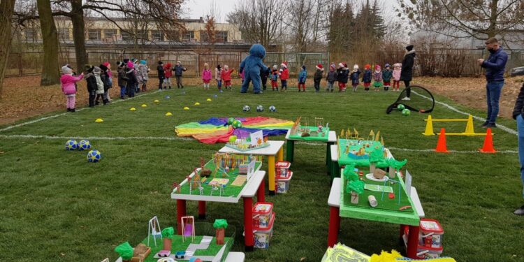 Stalowe boisko dla przedszkolaków