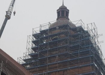 Na katedrze montowane są zegarowe tarcze