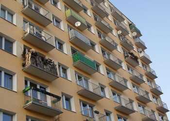 Bezdomni koczują na klatkach, mieszkańcy wzywają policję