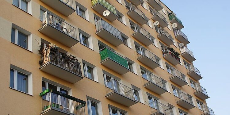 Bezdomni koczują na klatkach, mieszkańcy wzywają policję