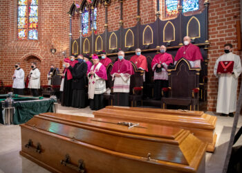 Uroczystości pogrzebowe biskupów w Gorzowie [ZDJĘCIA, FILM]