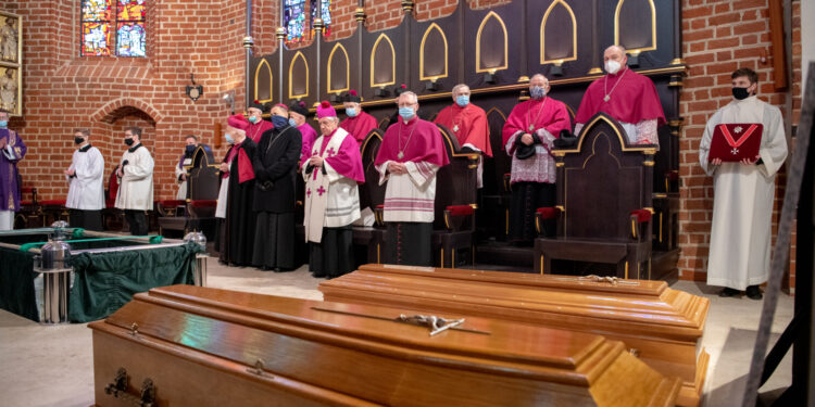 Uroczystości pogrzebowe biskupów w Gorzowie [ZDJĘCIA, FILM]