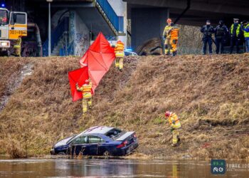 Samochód w Warcie. W środku ciało mężczyzny [ZDJĘCIA i FILM]