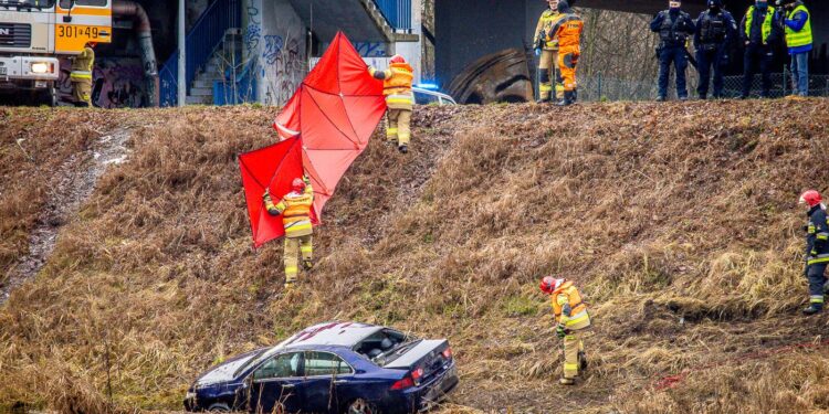 Samochód w Warcie. W środku ciało mężczyzny [ZDJĘCIA i FILM]