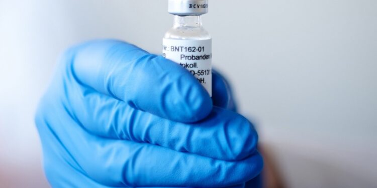 NFZ szuka chętnych, którzy zaszczepią pacjenta w domu