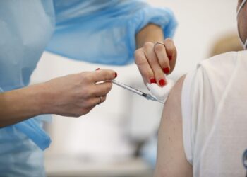 prof. Zajkowska: Leki przyjmowane przez seniorów nie są przeciwwskazaniem do szczepienia