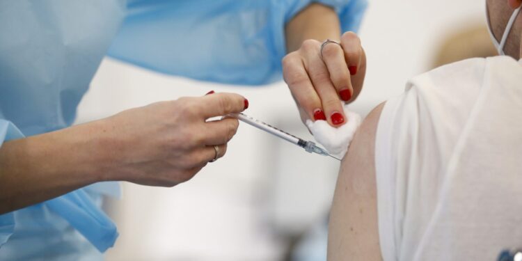 prof. Zajkowska: Leki przyjmowane przez seniorów nie są przeciwwskazaniem do szczepienia