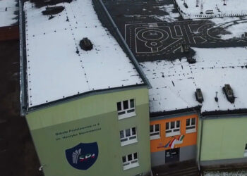 Szkoła Podstawowa nr 4 [FILM z drona]