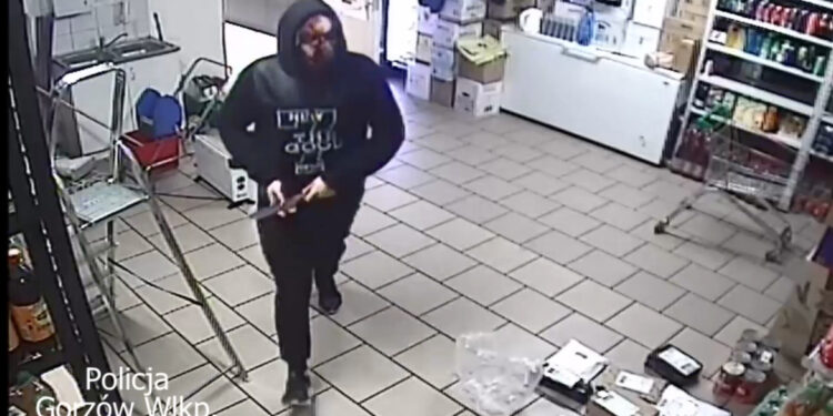 To oni napadli na sklep w Wawrowie?  Policja zatrzymała trzech mężczyzn [FILM]