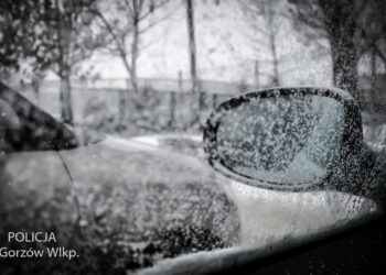 Zmarznięte dziecko zostawione w aucie