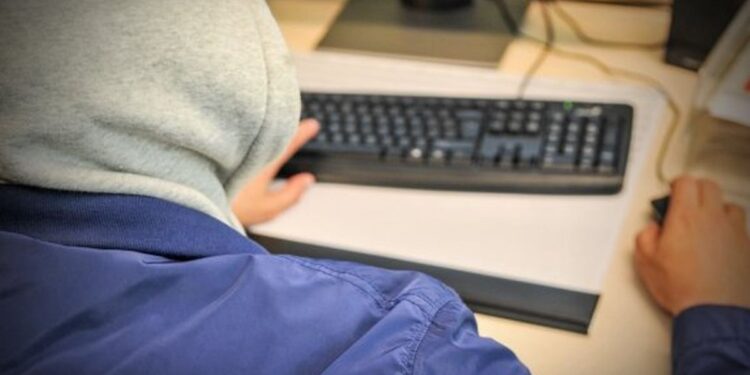 Chciała sprzedać buty, straciła 50 tysięcy!