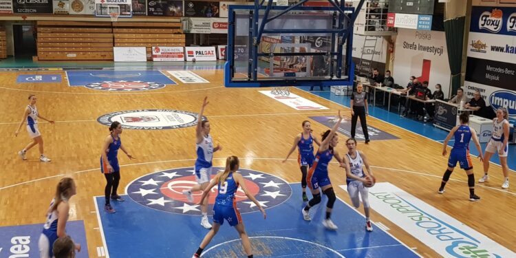 Problemy, a potem nieudana pogoń: młode akademiczki przegrały zaległy mecz