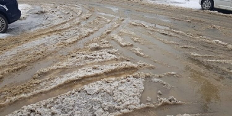 Awaria PWiK na Osiedlu Staszica – woda spływa aż do Słowiańskiej