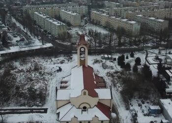 Kościół przy ul. Niemcewicza [FILM z drona]