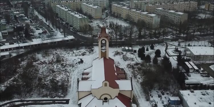 Kościół przy ul. Niemcewicza [FILM z drona]
