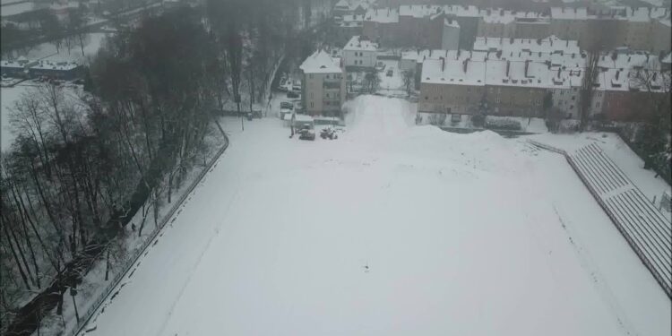 Stadion lekkoatletyczny [FILM z drona]