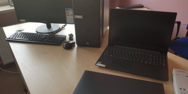Szkoły dostały laptopy i zestawy komputerowe