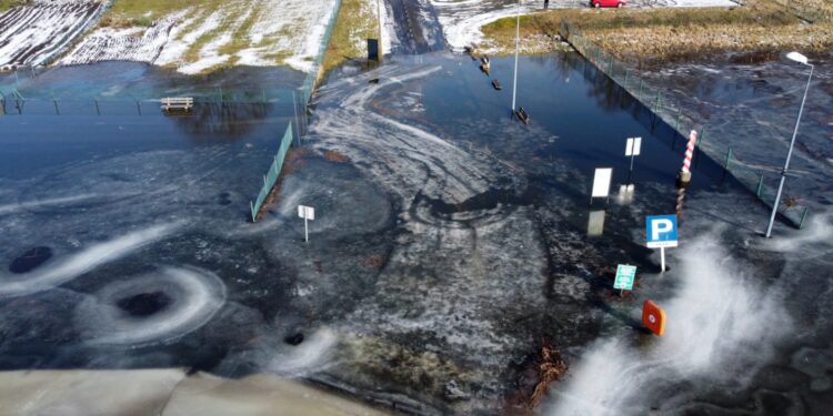 IMGW ostrzega przed wezbraniami w rzekach, gołoledzią i mgłą