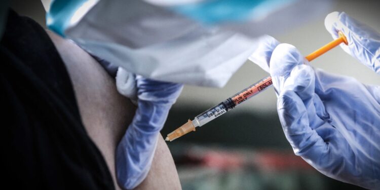 Dziś do Polski dotarło 740 tys. szczepionek na COVID-19