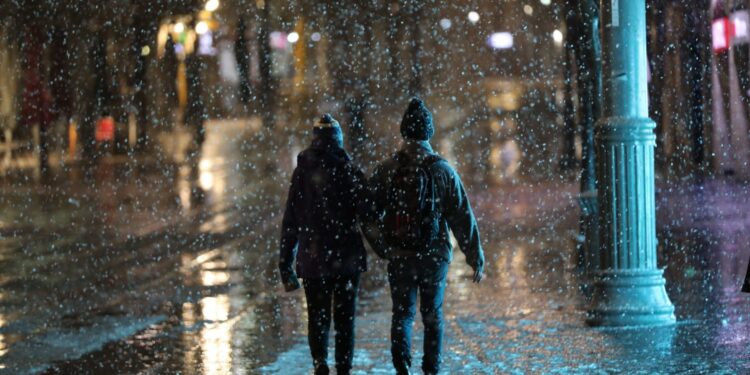 IMGW ostrzega przed gołoledzią, śniegiem i roztopami