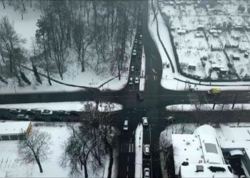 Ruchliwe skrzyżowanie [FILM z drona]