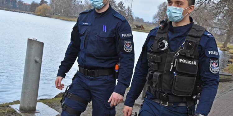 Policjanci uratowali topiącego się mężczyznę