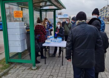 Maseczki ochronne dla gorzowian idą jak woda