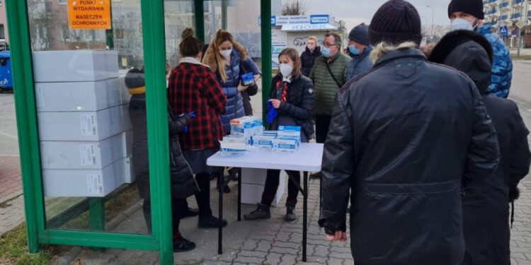 Maseczki ochronne dla gorzowian idą jak woda