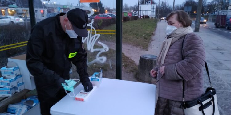 Maseczki ochronne dla gorzowian idą jak woda