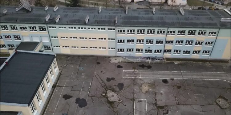 Szkoła Podstawowa nr 6 [FILM z drona]