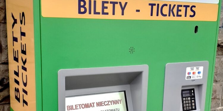 Trwa montaż biletomatów