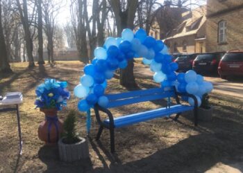 Niebieska ławeczka w szpitalnym parku