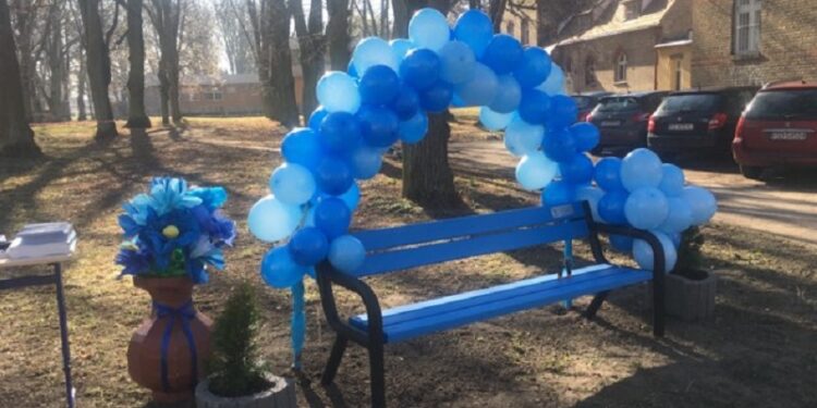 Niebieska ławeczka w szpitalnym parku