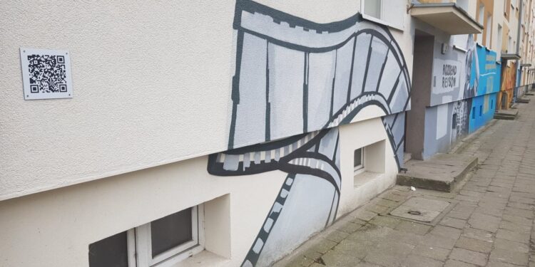 Kody QR na elewacjach budynków