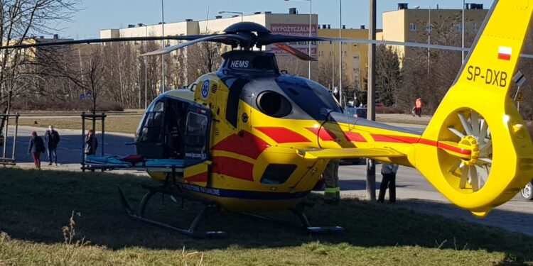 Śmigłowiec ratunkowy w centrum osiedla Górczyn