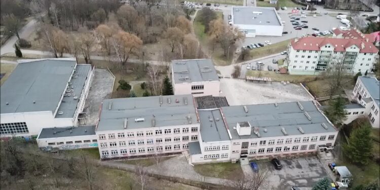 Szkoła Podstawowa nr 21 [FILM z drona]