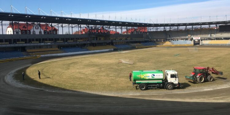 Mróz zatrzymał żużlowców