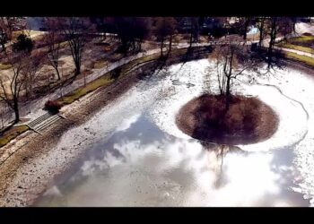 Pusty staw w parku Wiosny Ludów [FILM z drona]