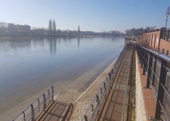 Warta zalała dolne tarasy bulwarów