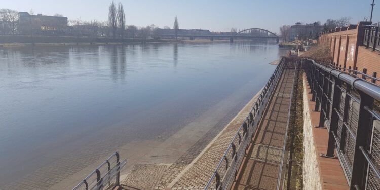 Warta zalała dolne tarasy bulwarów