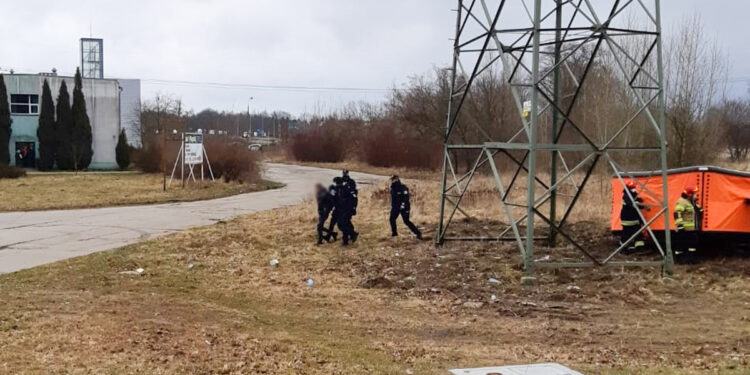 Wspiął się na wysoki słup. Zszedł dzięki policjantom
